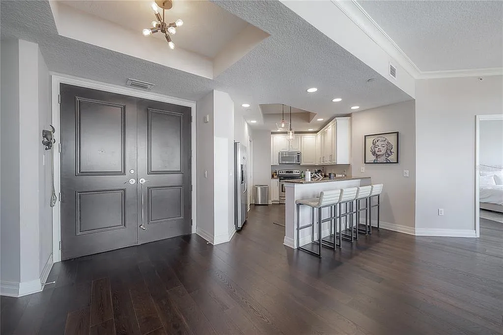 3 bed, 3.0 bath, 2161 sqft, $7,200 — Photo 2