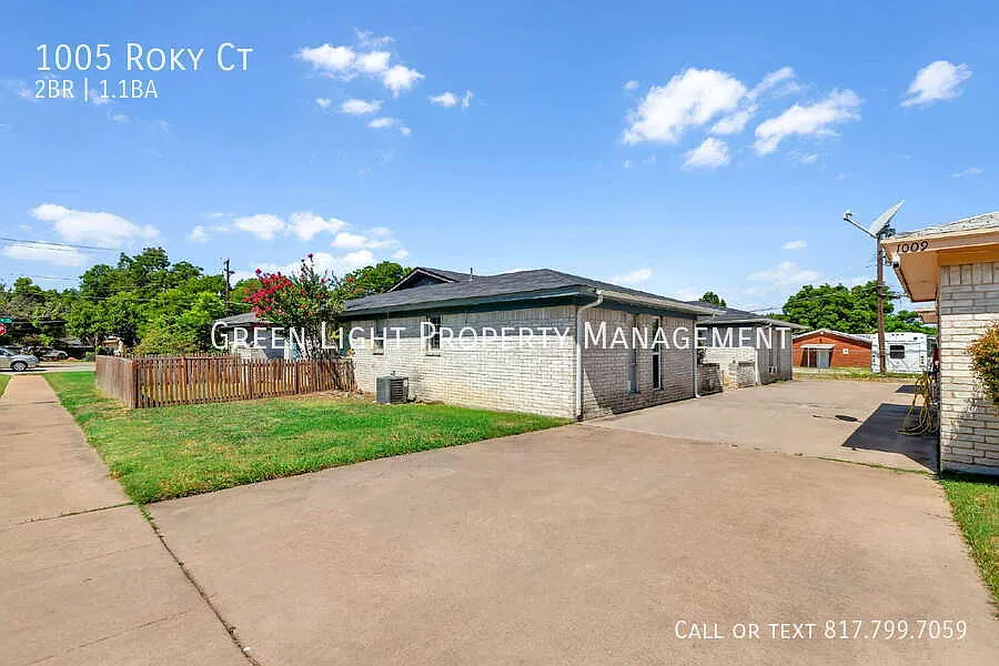 Welcoming 2-Bedroom Half Plex in Fort Worth — Photo 2