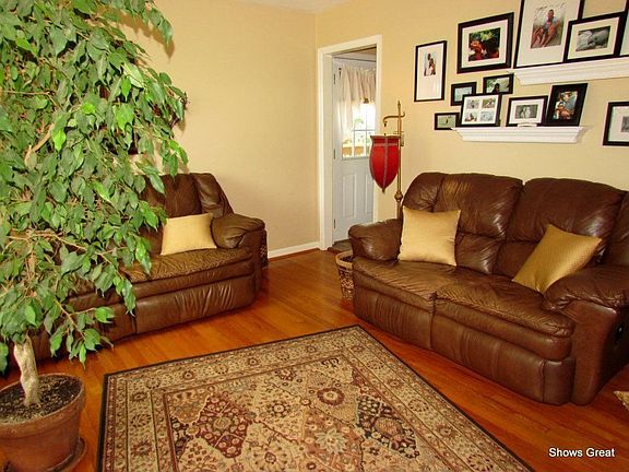 2nd image of 952 Emerald Dr