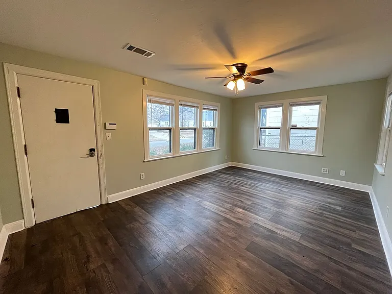 2115 N Linn Ave — Photo 2