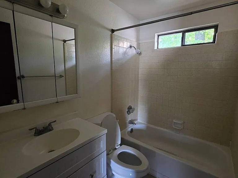 827 NE A St #7 — Photo 5