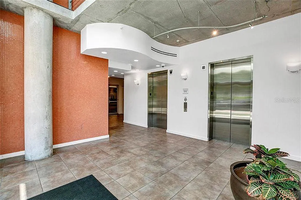 525 E Jackson St — Photo 3