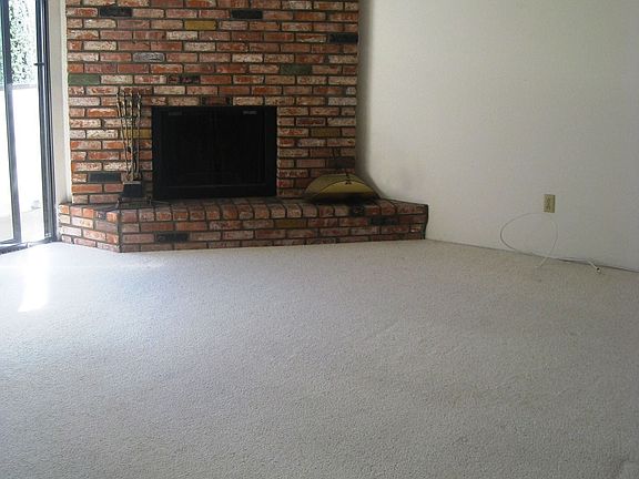 Nice living room w/fireplace