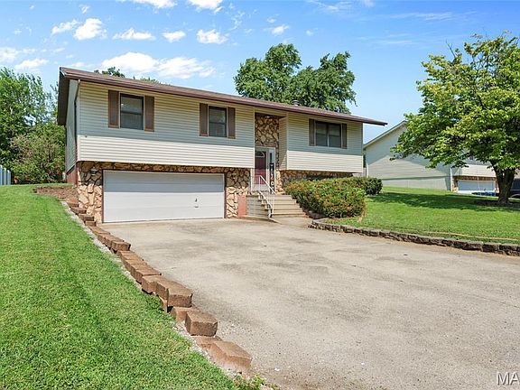 2nd image of 402 Oakwood Dr