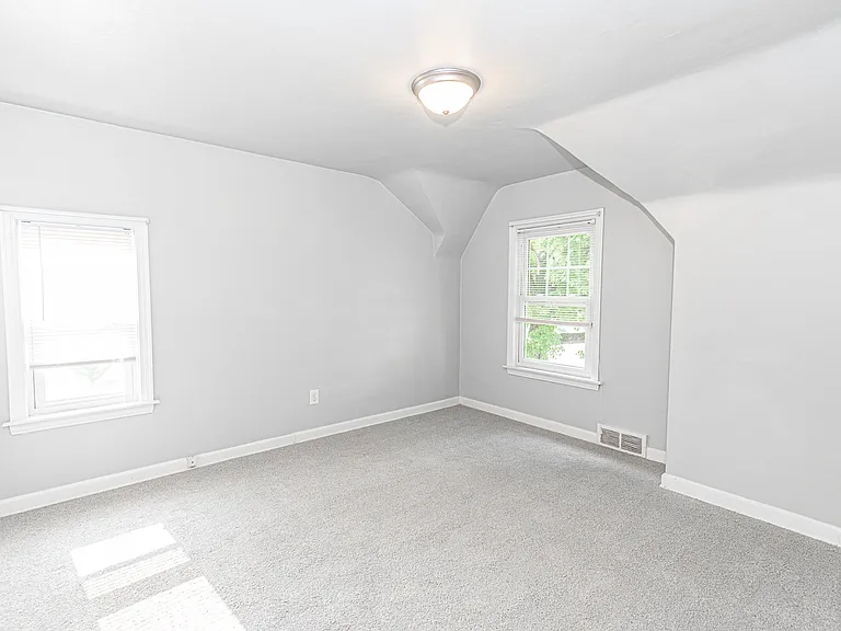 1104 Shadycrest Dr — Photo 3