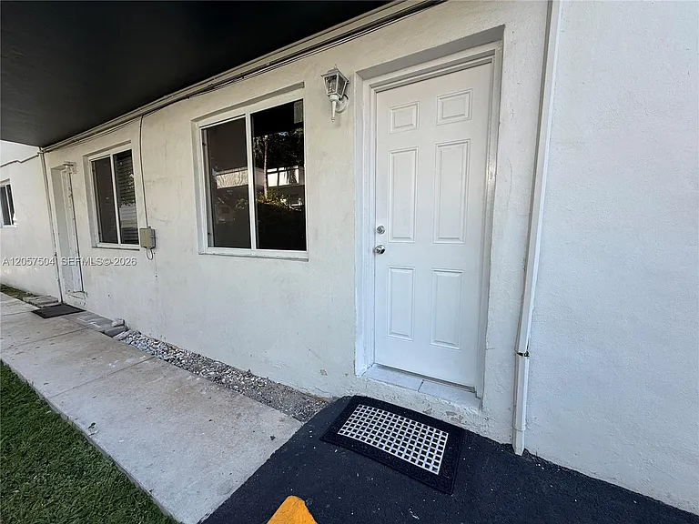1860 SW 22nd St #4 — Photo 7