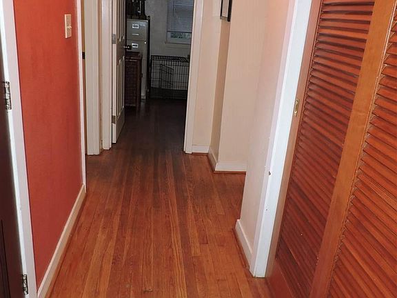 3rd image of 961 Brookview Cir