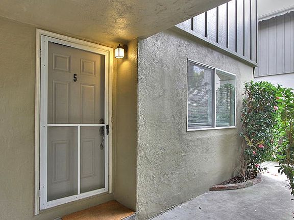 3rd image of 94 Glen Eyrie Ave APT 5