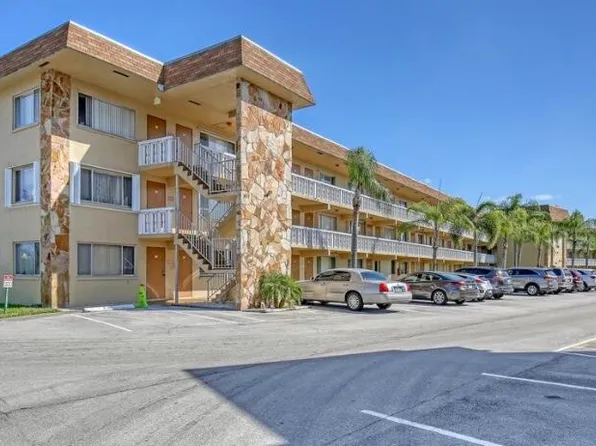 600 Village Green Court #304, Palm Springs, FL 33461