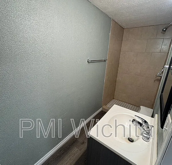 1931 S Washington Ave — Photo 4