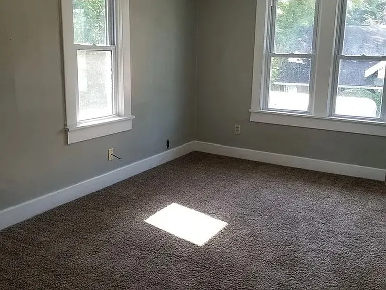 601 E University St — Photo 7