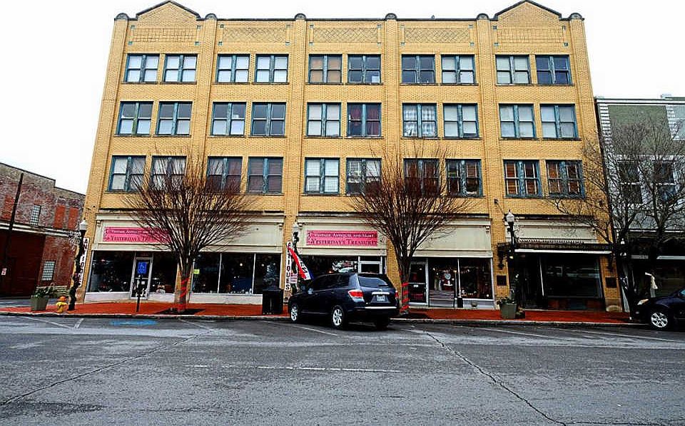 1st image of 105 West Side Sq