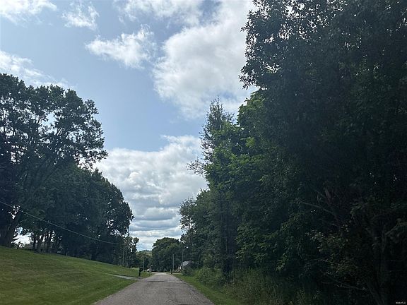 4th image of 310 Pleasant Valley Dr S