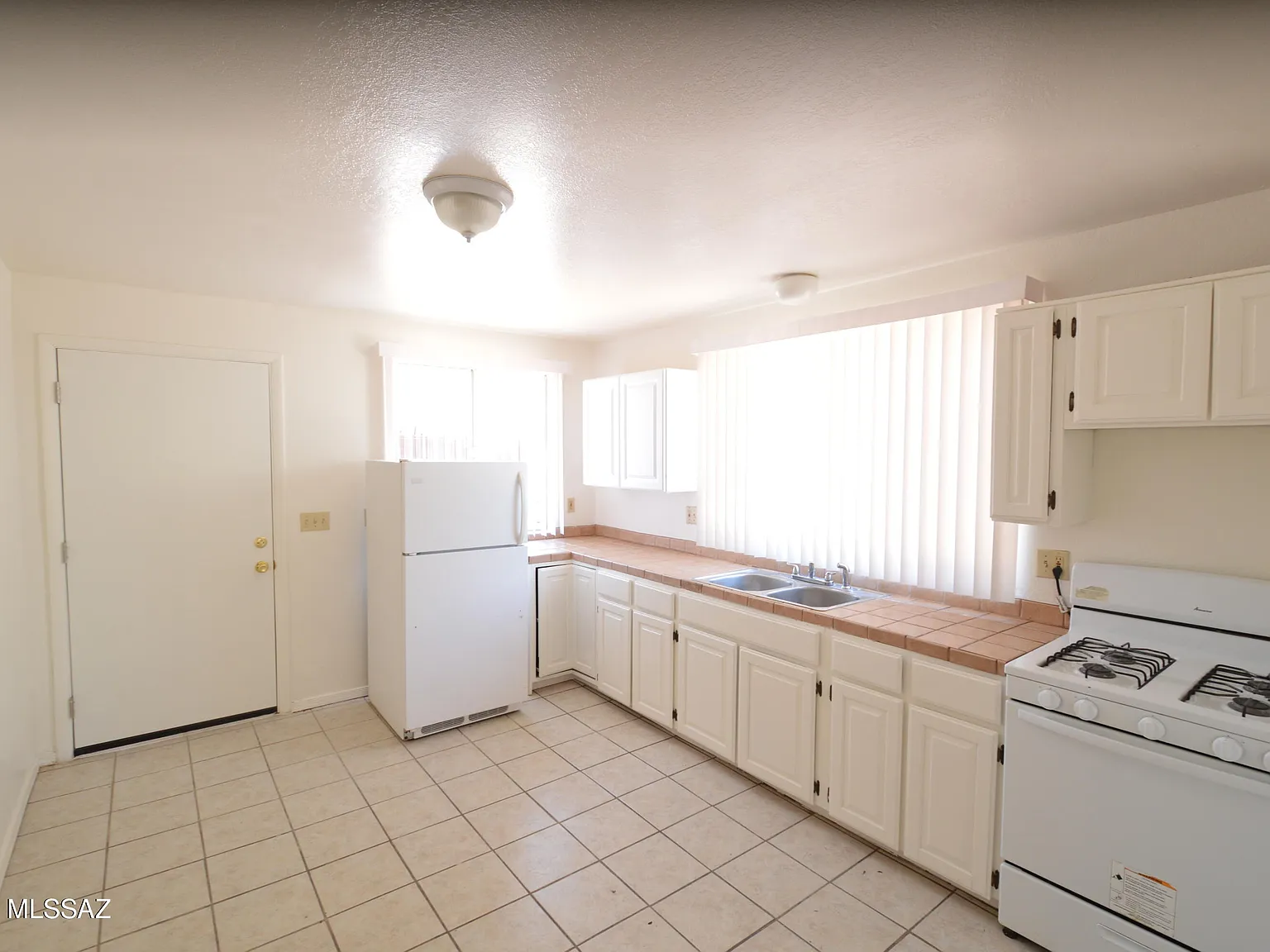 2 bed, 2.0 bath, 862 sqft, $1,195 — Photo 2