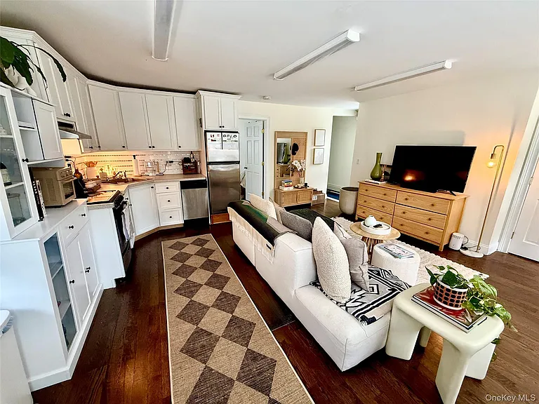 9 Oyster Bay Rd — Photo 2