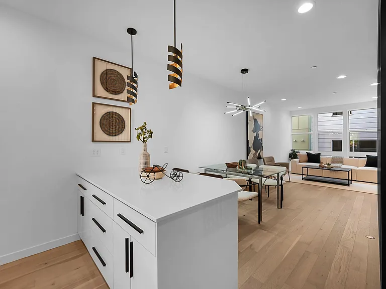 2344 Franklin Ave E — Photo 27