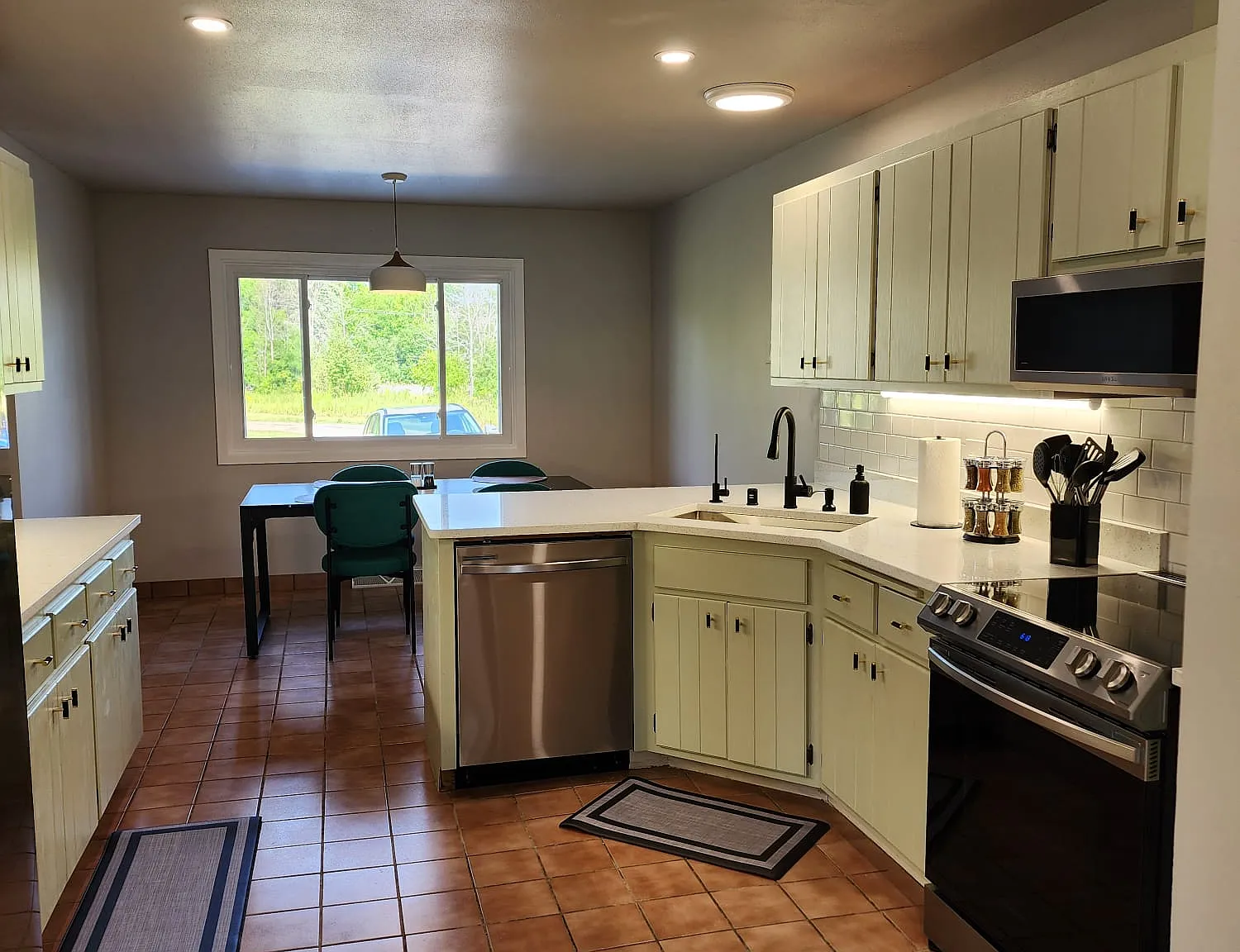 5 bed, 4300 sqft, $4,250 — Photo 4