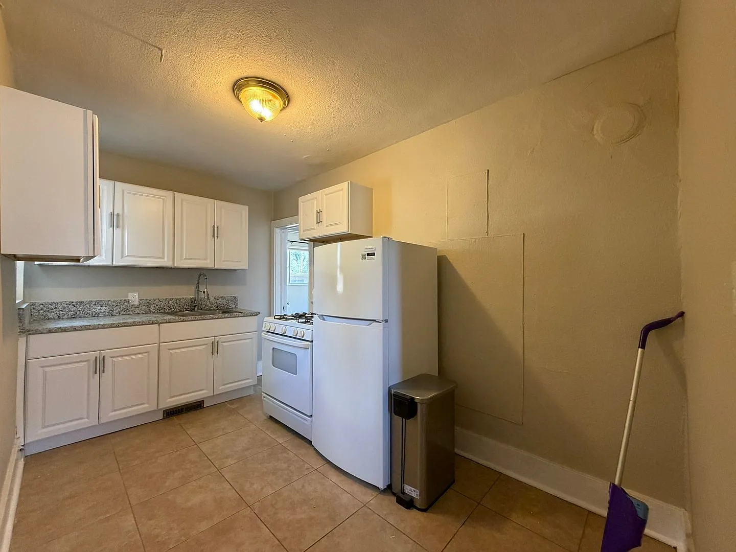 $ 1475.00 Escape Apartment Life! Downtown Cottage with yard! — Photo 2