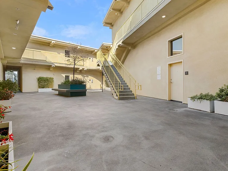 Arroyo LA Designer Studio Community Living — Photo 15