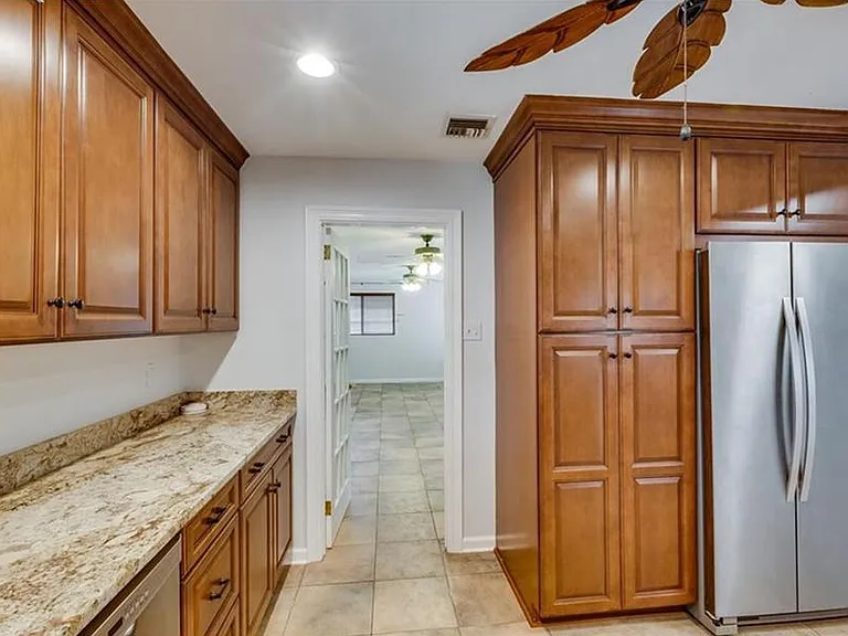 558 Ashlawn Dr — Photo 4