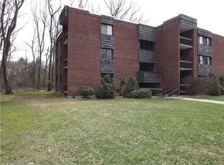 904 High Path Rd, Windsor, CT 06095