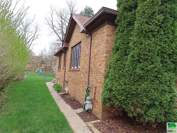 3rd image of 26 La Salle Ave