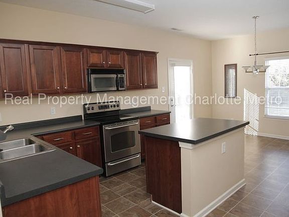 3rd image of 5216 Vanhoy Ln