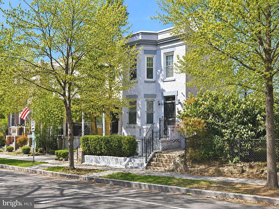 1st image of 1020 10th St NE