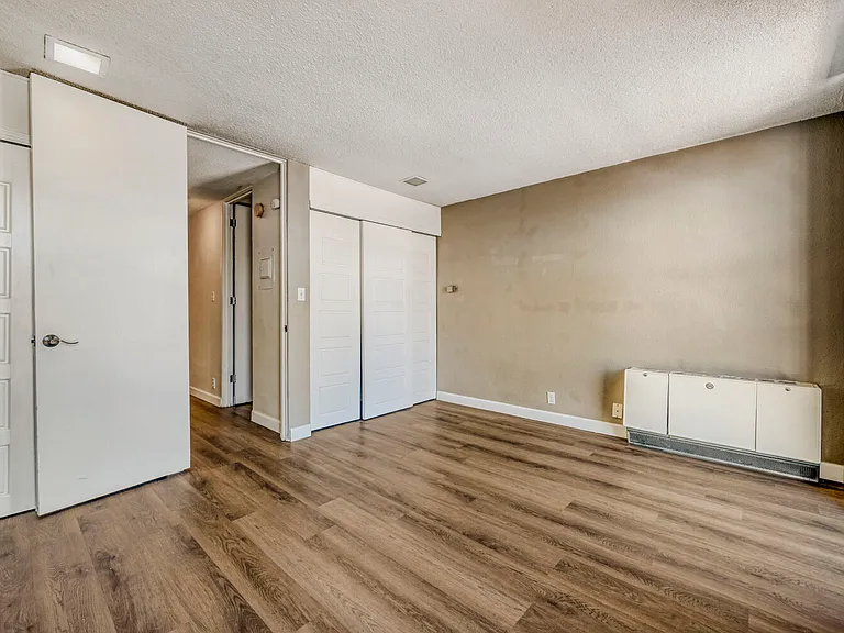 2500 S York St — Photo 15