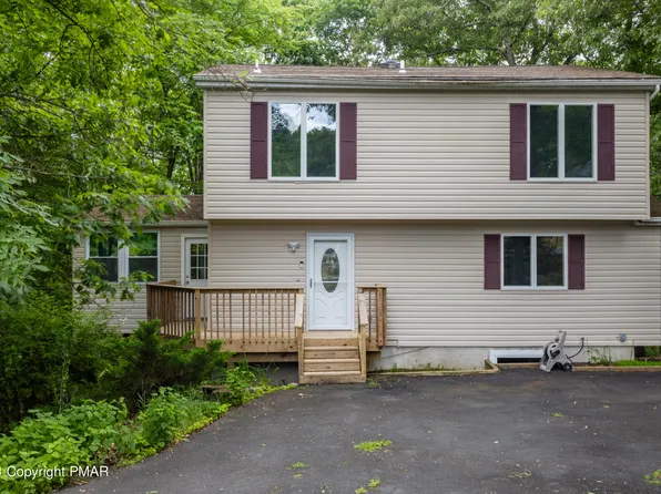 121 Banbury Dr, Bushkill, PA 18324