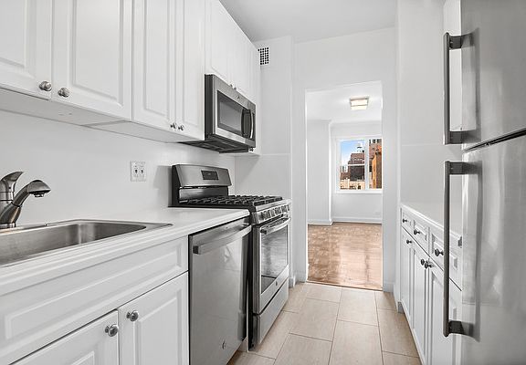 3rd image of 215 E 68th St APT 9c