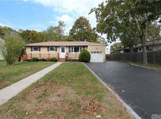 111 Harrisburg St, Bay Shore, NY 11706