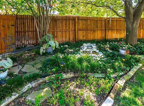 4th image of 2402 Oxford Ln