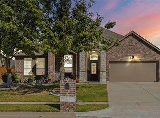 320 Little John Ct, Saginaw, TX 76179