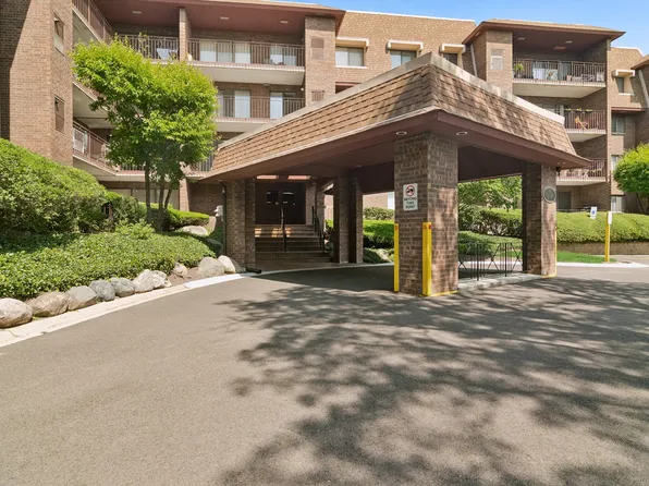 101 Old Oak Dr APT 212, Buffalo Grove, IL 60089