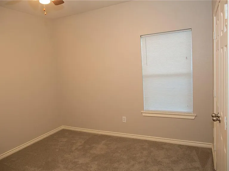 2410 S Forest Hls — Photo 5