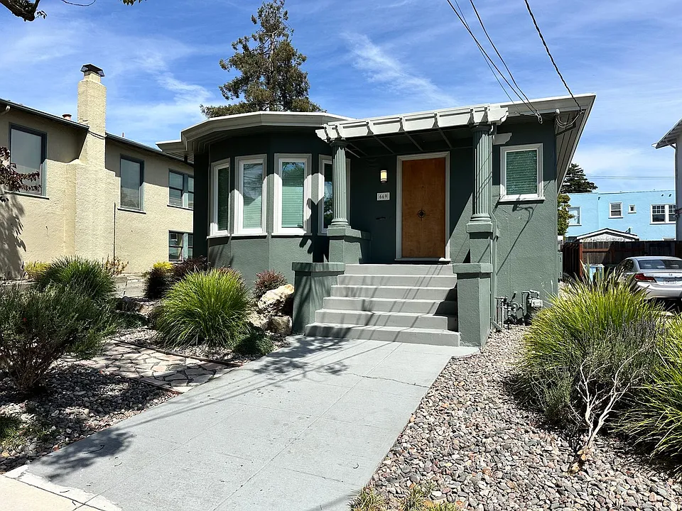 669 Neilson St