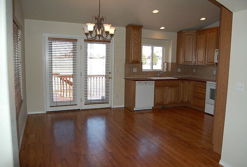 Spacious Kitchen w hardwood