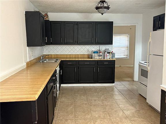 4th image of 9812 E Linwood Blvd