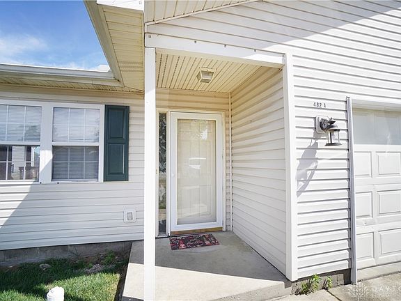 3rd image of 482 Oxford Dr