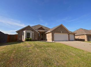 2527 NE 15th St, Moore, OK 73160