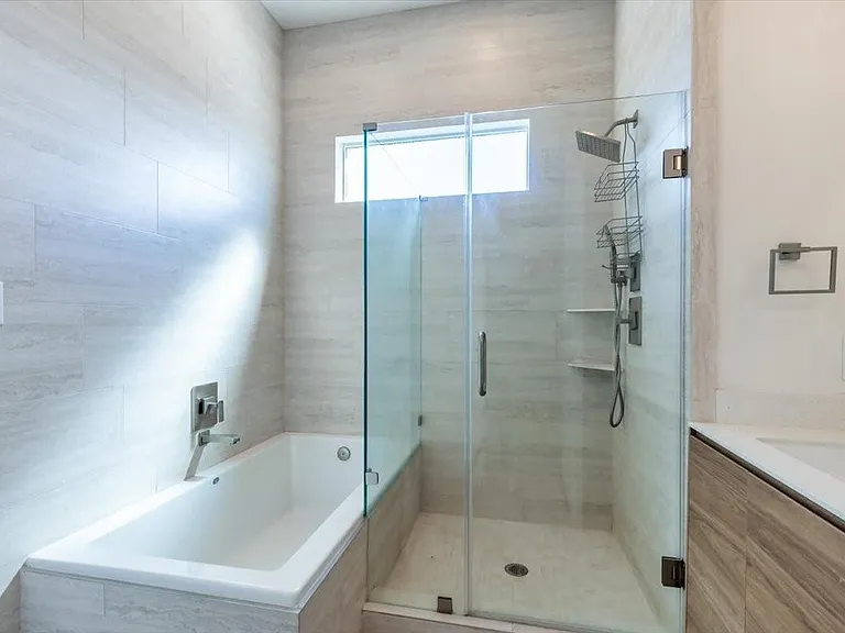 645 W 16th St — Photo 24