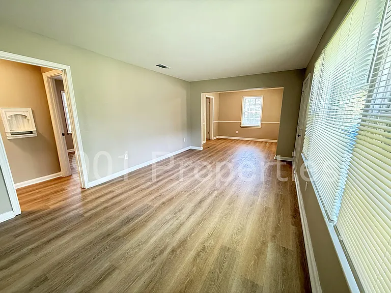 814 Colonial Rd — Photo 8
