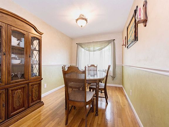 4th image of 57 Woodbine Dr E