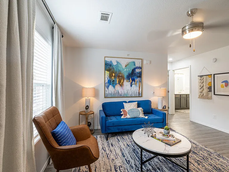 The Frisco Apartments on Walnut — Photo 7