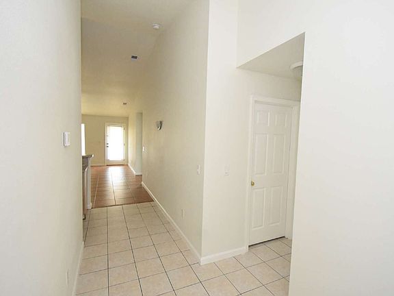 3rd image of 30 Eton Ln #B