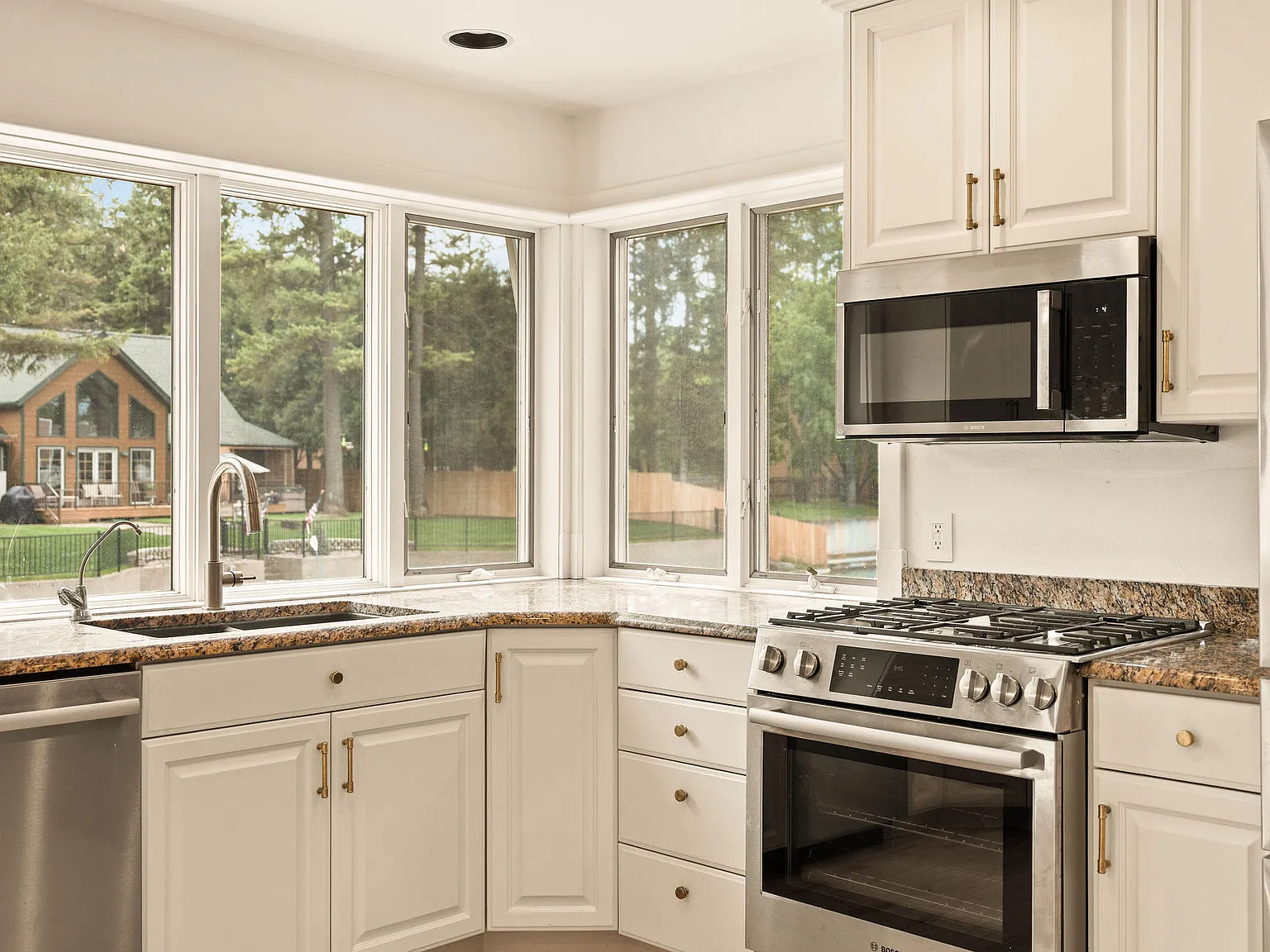 4 bed, 3986 sqft, $7,500 — Photo 3