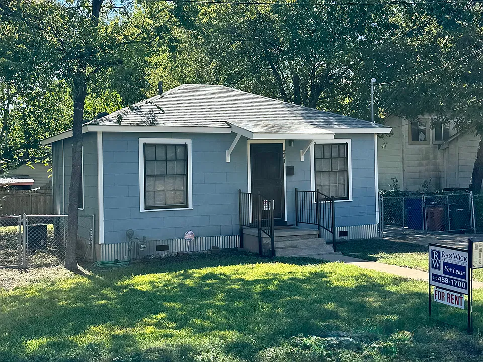 931 E 56th 1/2 St