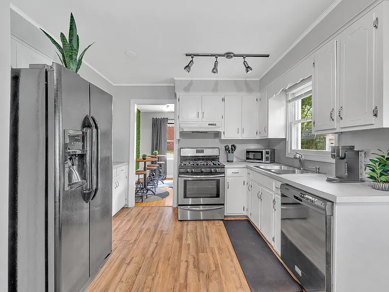 Sharonbrook Dr — Photo 2