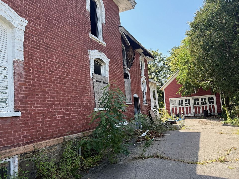 2nd image of 102 Fort Covington St